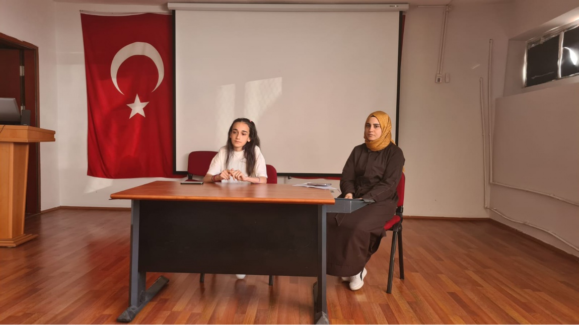 Okulumuz mezunlarından  Hacettepe Üniversitesi Tıp Fakültesi öğrencisi Beyza  ATEŞ 'Kariyer Günleri 'kapsamında 8.sınıf öğrencilerimizle buluştu.